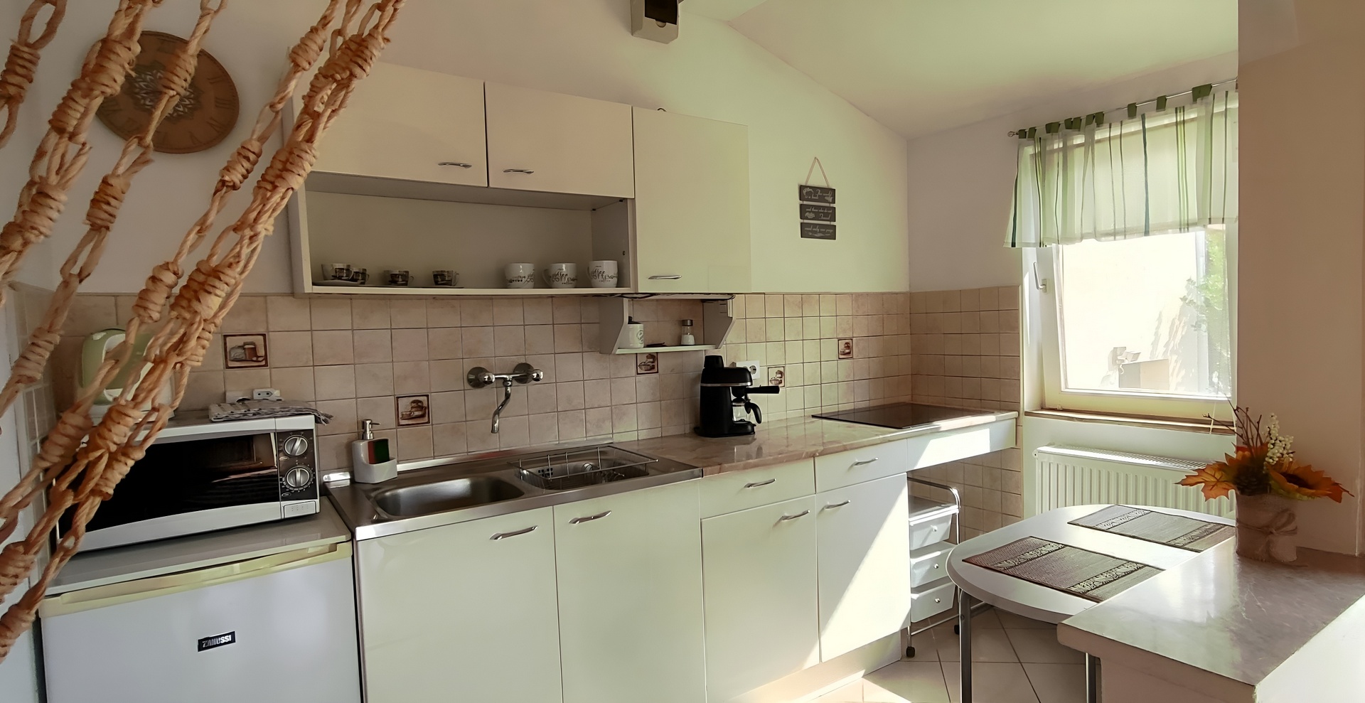 Felszerelt konyha a kerti szálláson