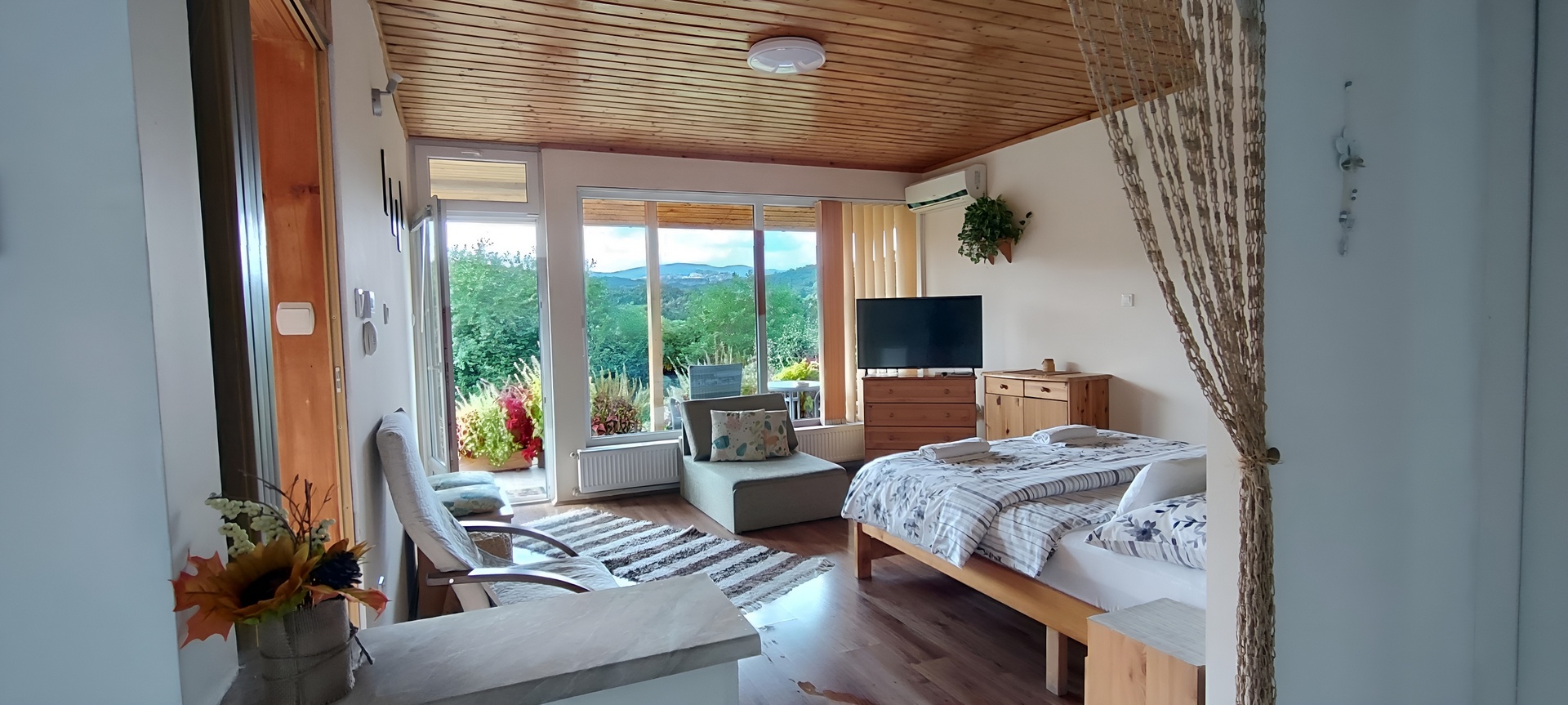 Franciaágyas hálószoba a kerti apartmanban